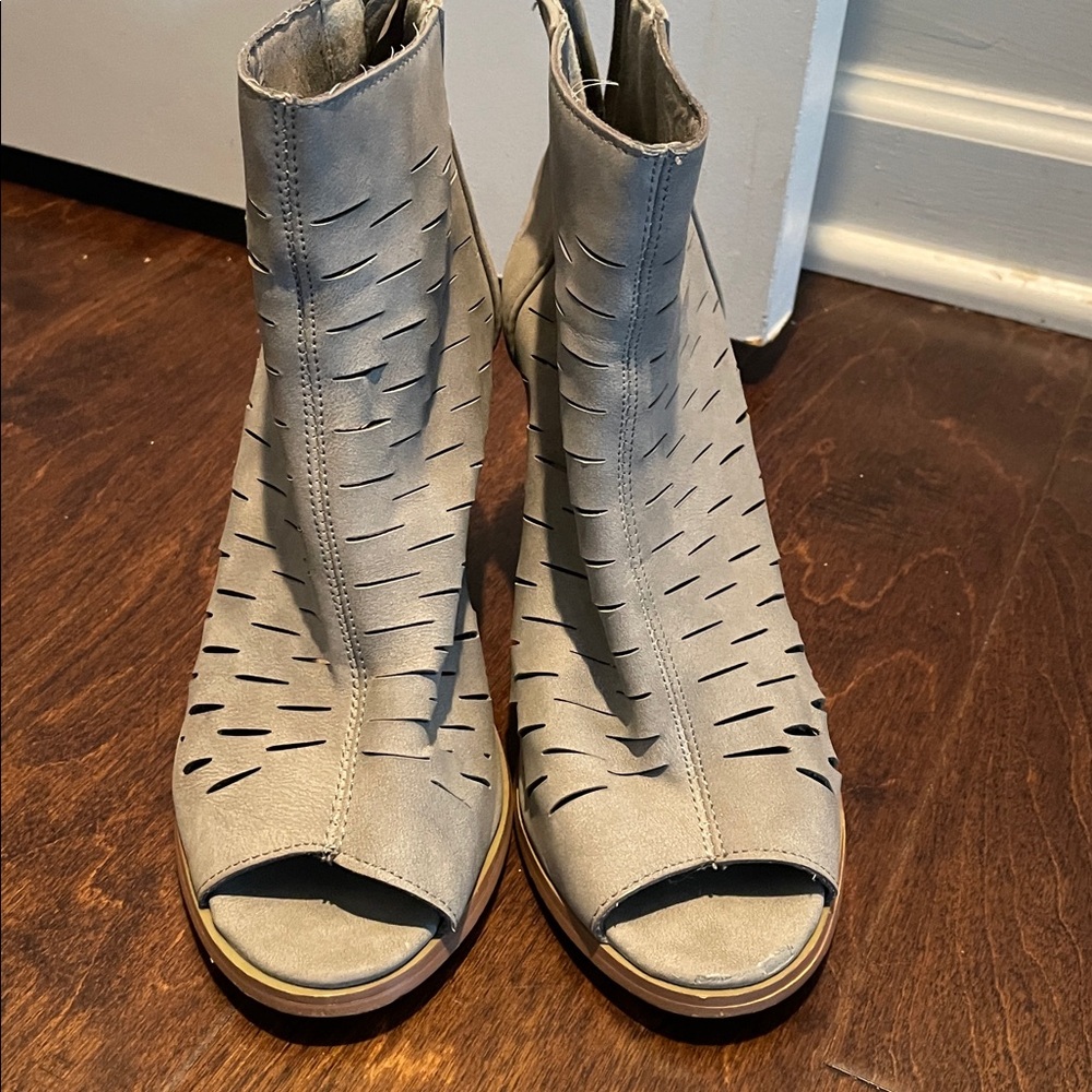 Yoki Ankle Booties Shoes Women Size 7.5 Grey Taupe Peep Toe Casual Chic Edgy